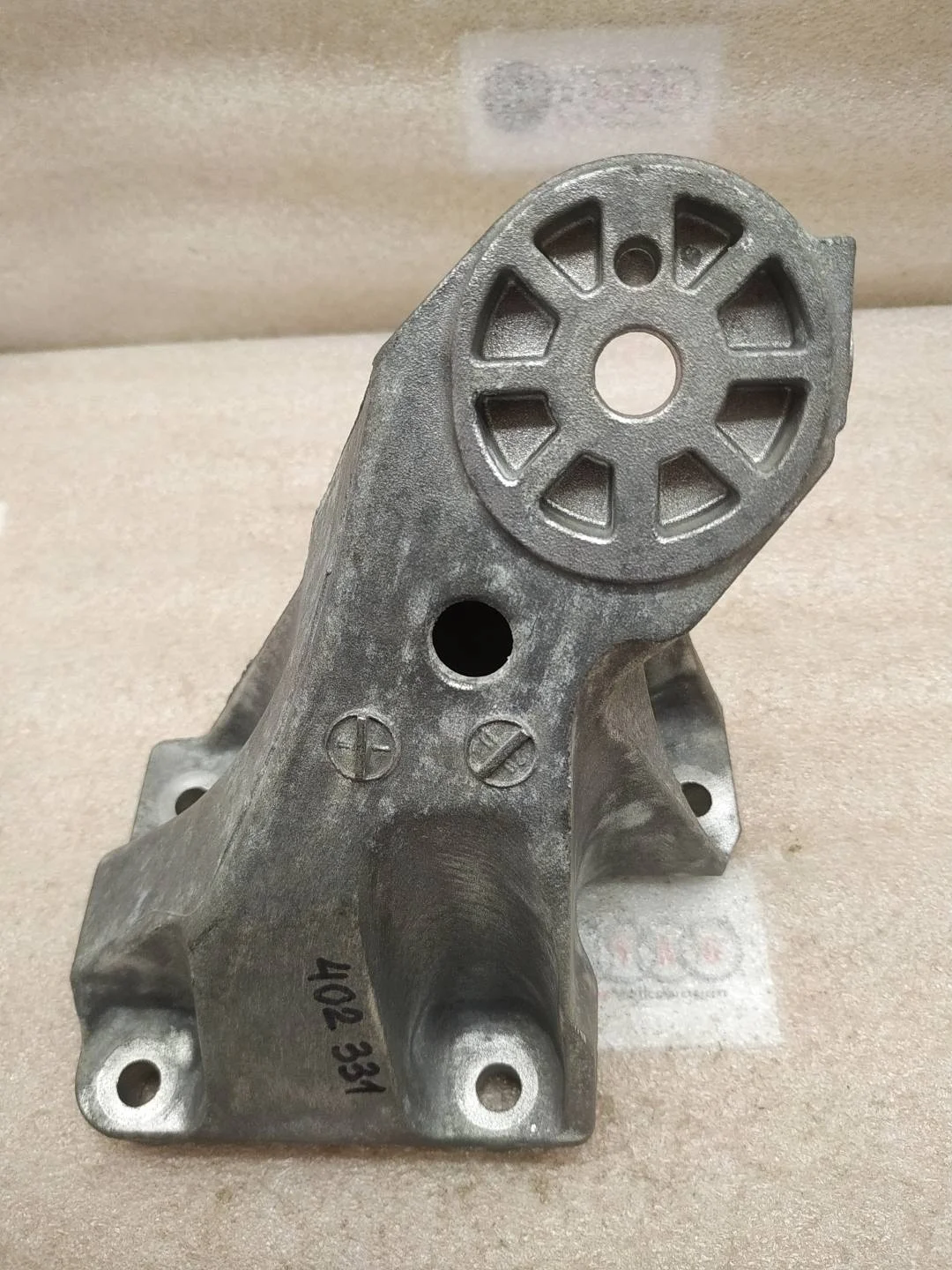 кронштейн двигателя правый Volkswagen Touareg 2 7P6 2011