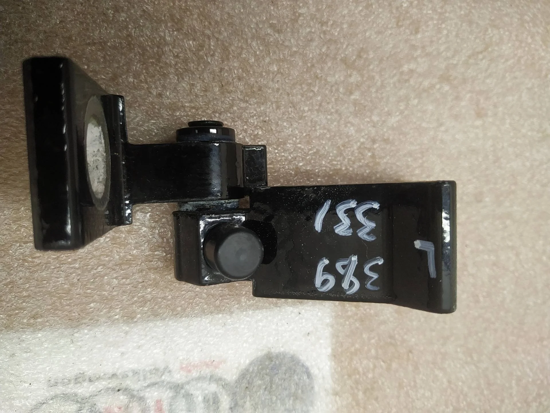 петля двери левой Volkswagen Touareg 2 7P6 2012