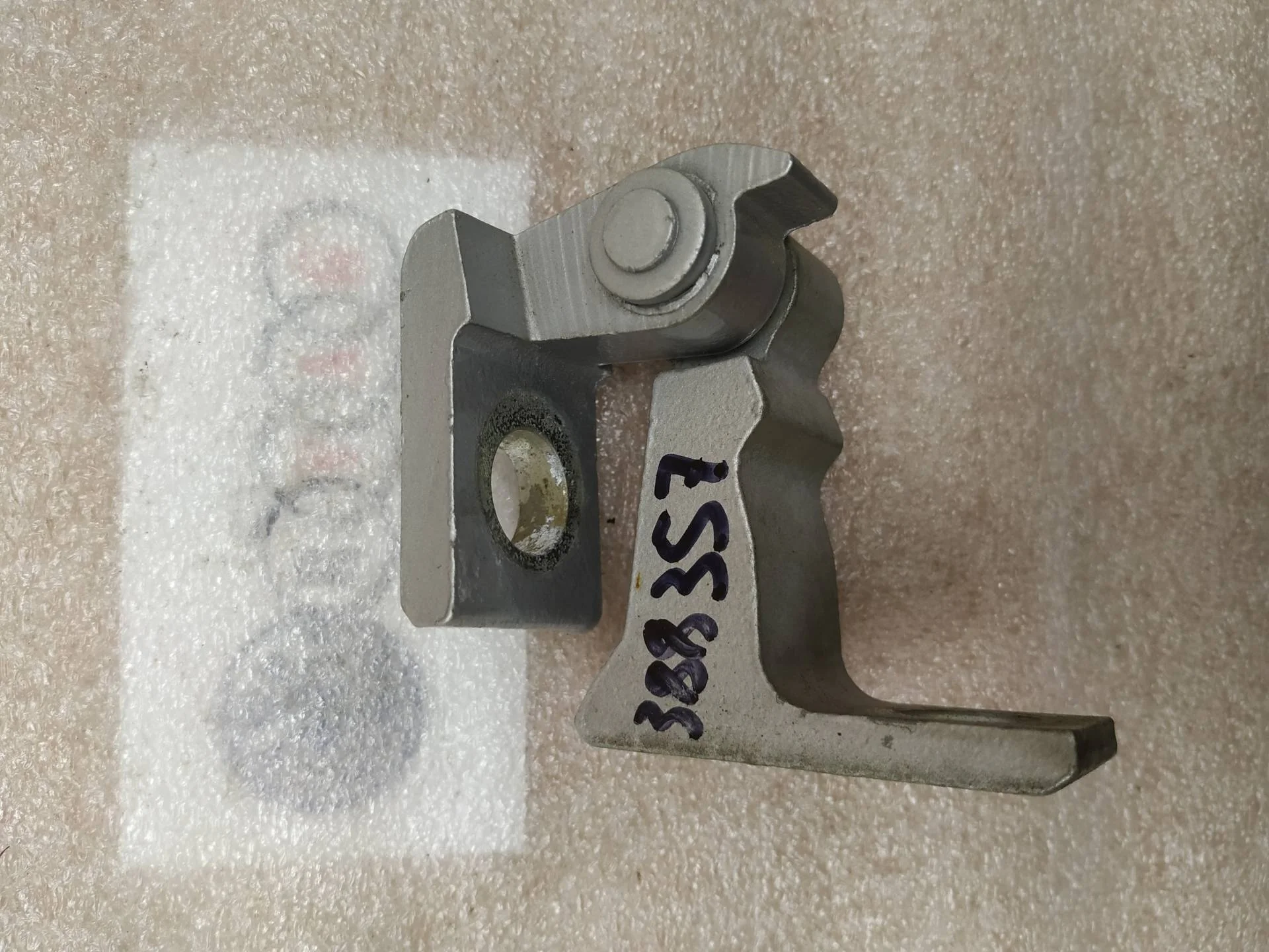 петля двери левой Volkswagen Touareg 2 7P6 2012