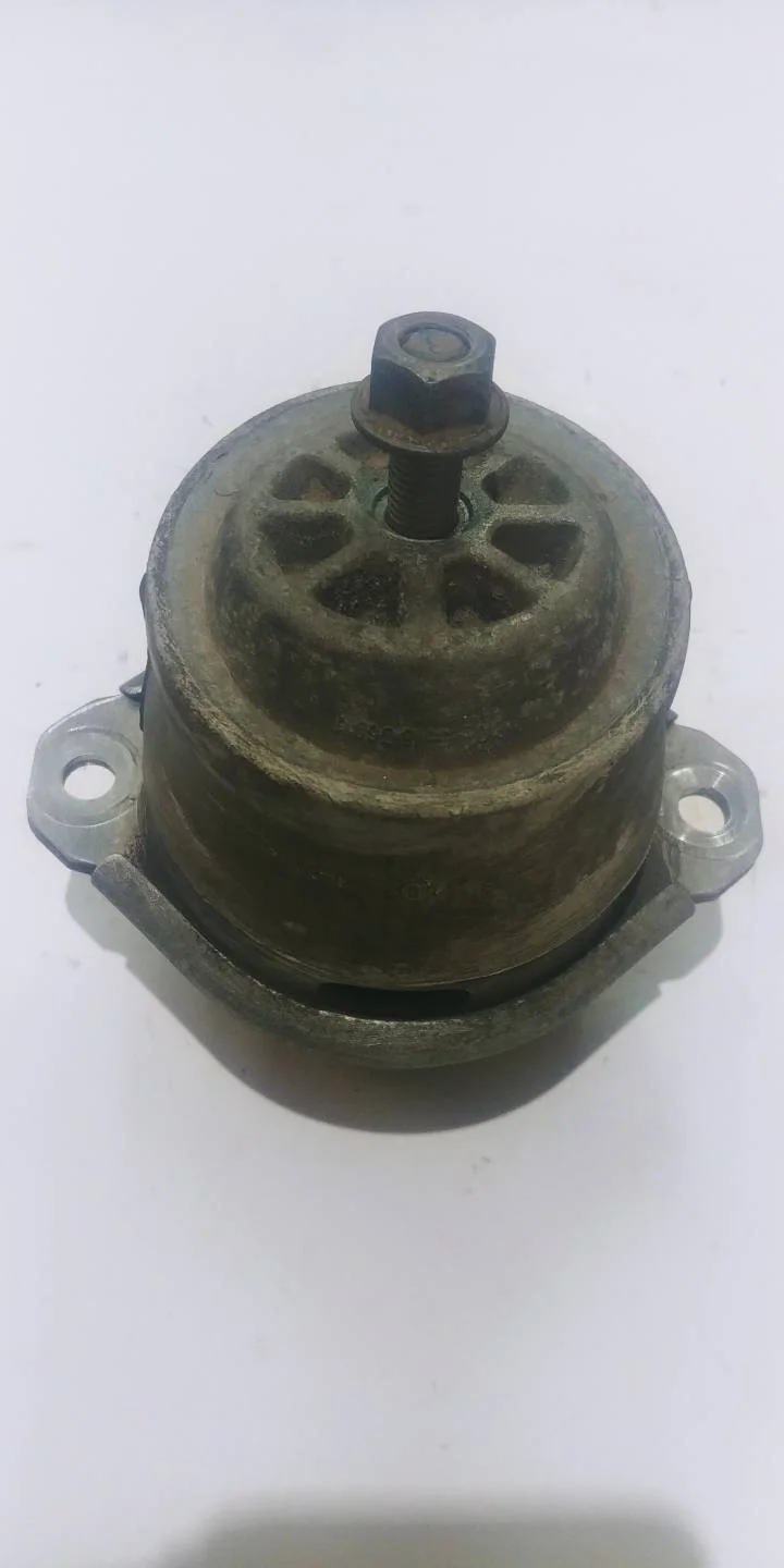 подушка крепления двигателя Volkswagen Touareg 2 7P6 2011