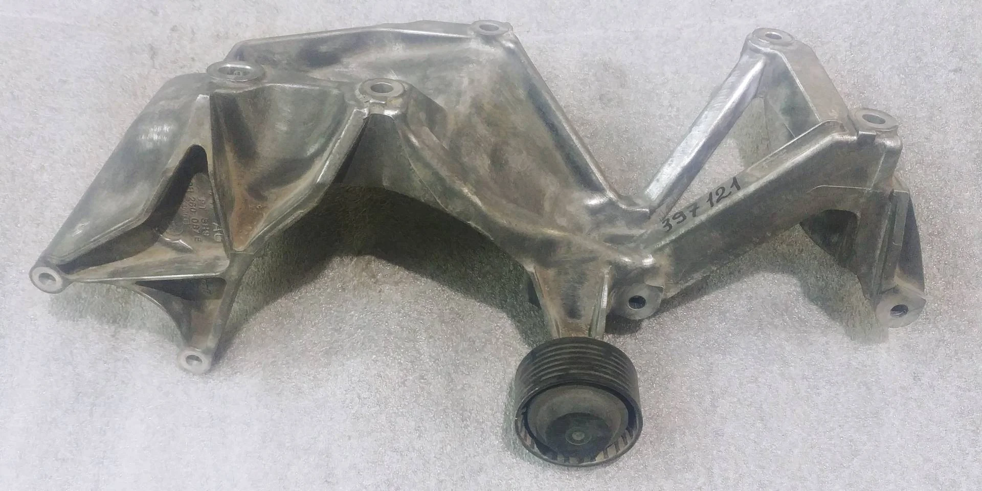 кронштейн генератора Volkswagen Touareg 2 7P6 2011