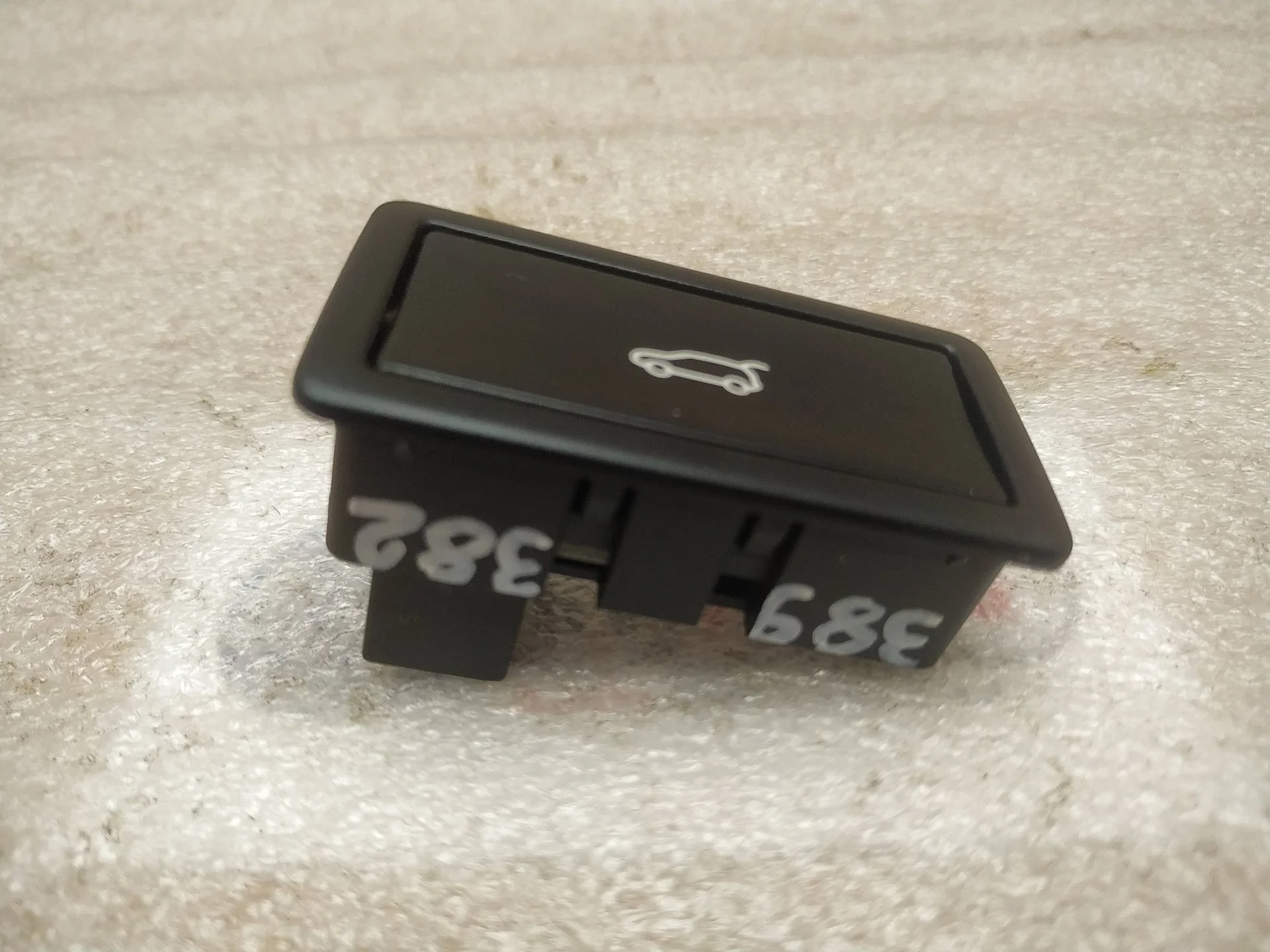 кнопка открытия багажника Volkswagen Touareg 2 7P6 2012