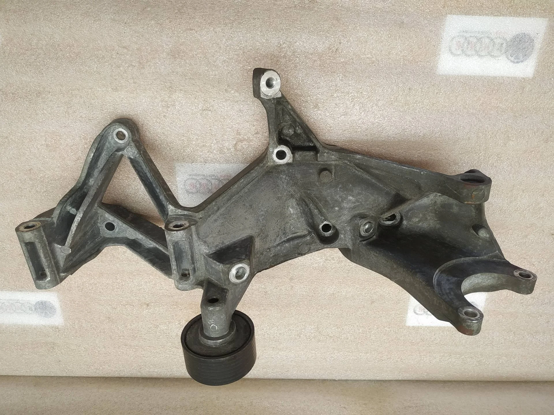 кронштейн генератора Volkswagen Touareg 2 7P6 2013