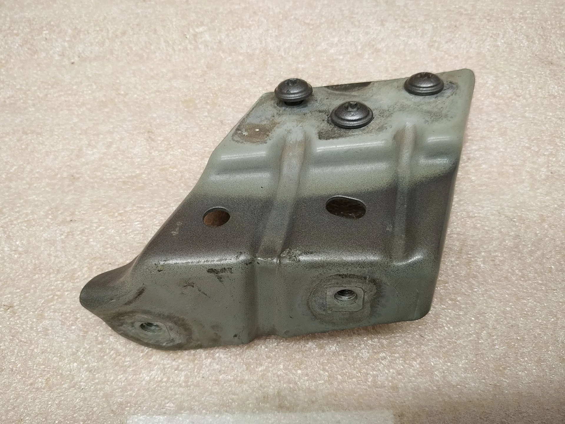 кронштейн крыла правый Volkswagen Touareg 2 7P6 2011