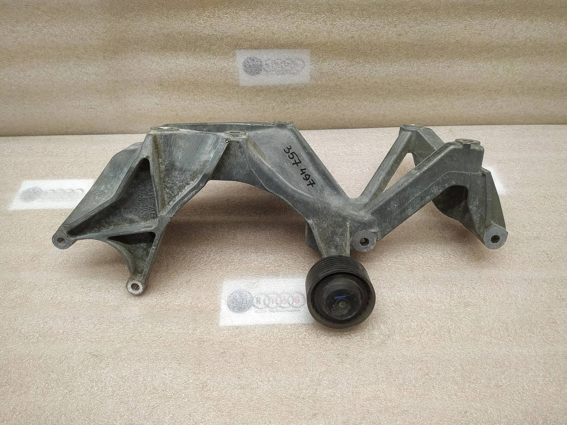 кронштейн генератора Volkswagen Touareg 2 7P6 2013