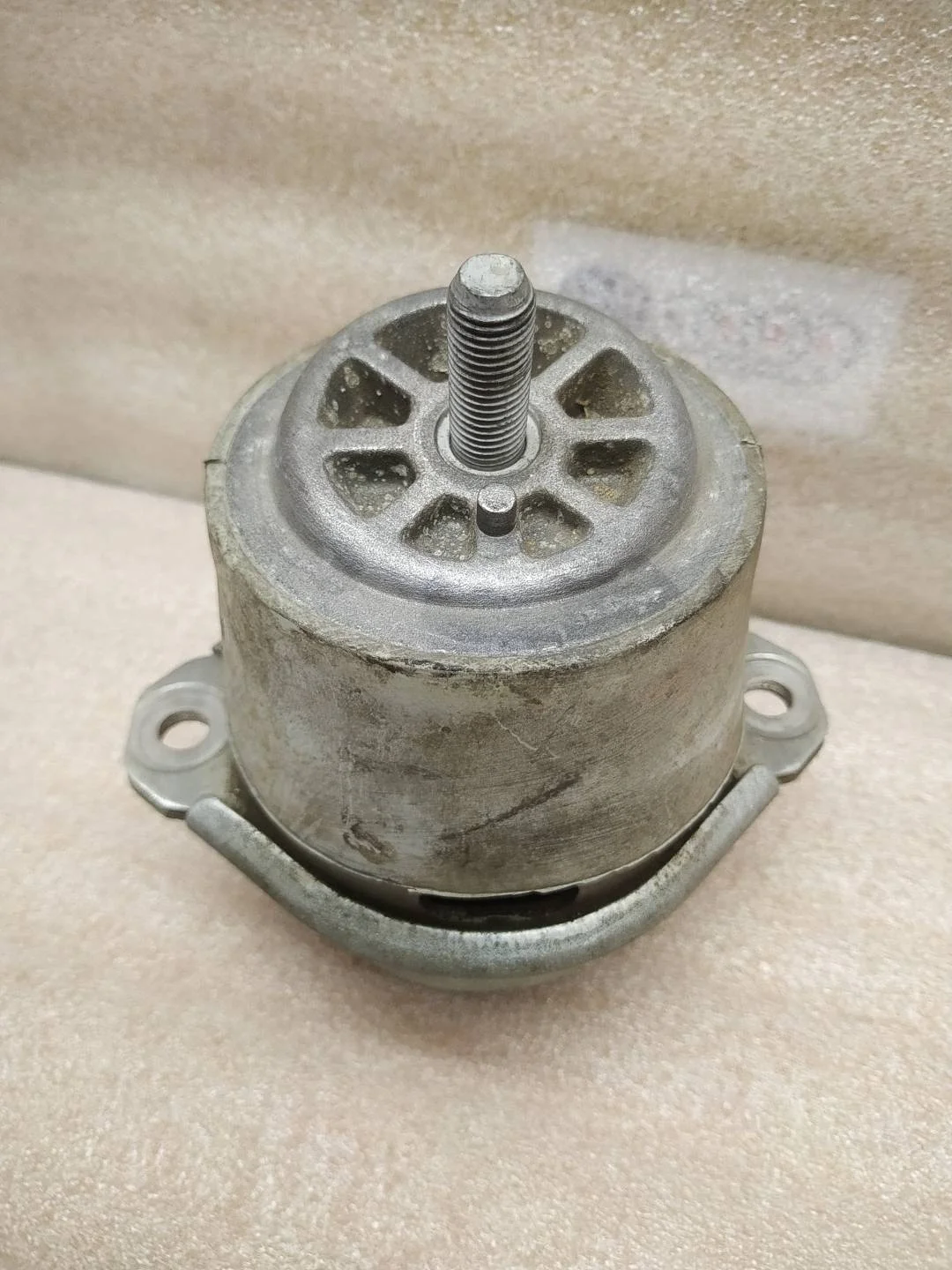 подушка крепления двигателя Volkswagen Touareg 2 7P6 2013