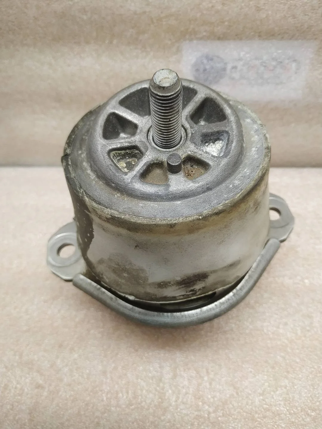 подушка крепления двигателя Volkswagen Touareg 2 7P6 2013