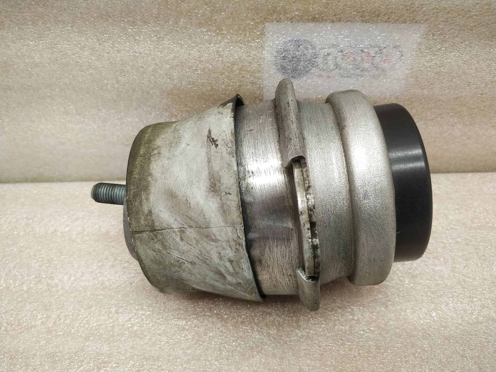 подушка крепления двигателя Volkswagen Touareg 2 7P6 2011