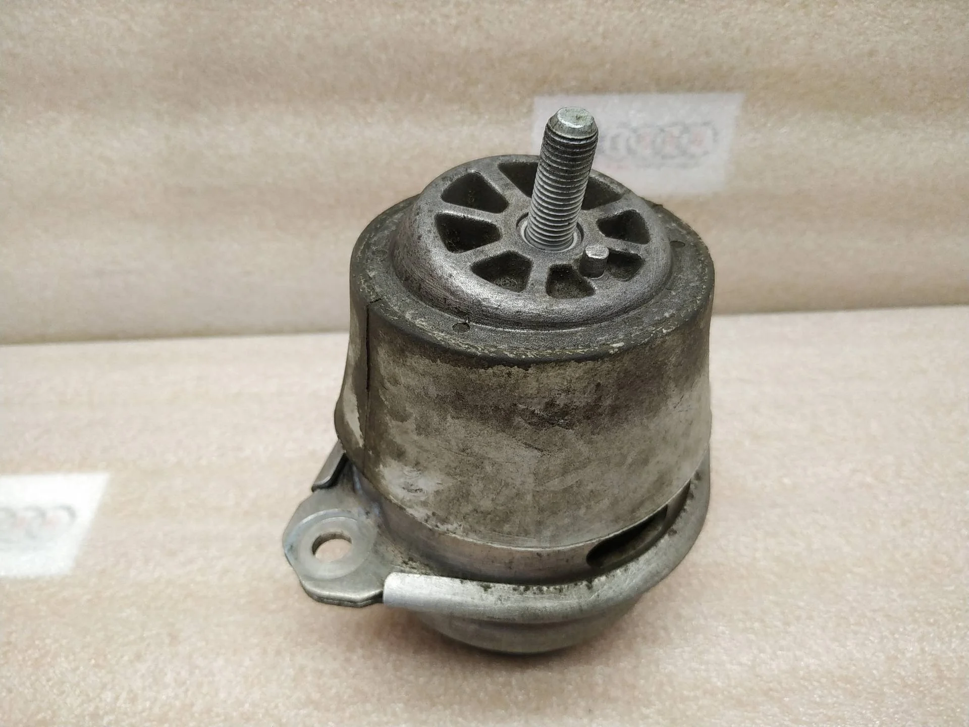 подушка крепления двигателя Volkswagen Touareg 2 7P6 2011