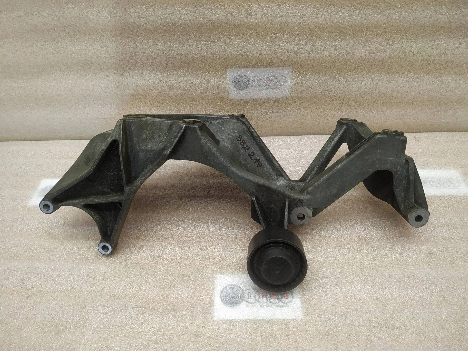 кронштейн генератора Volkswagen Touareg 2 7P6 2011