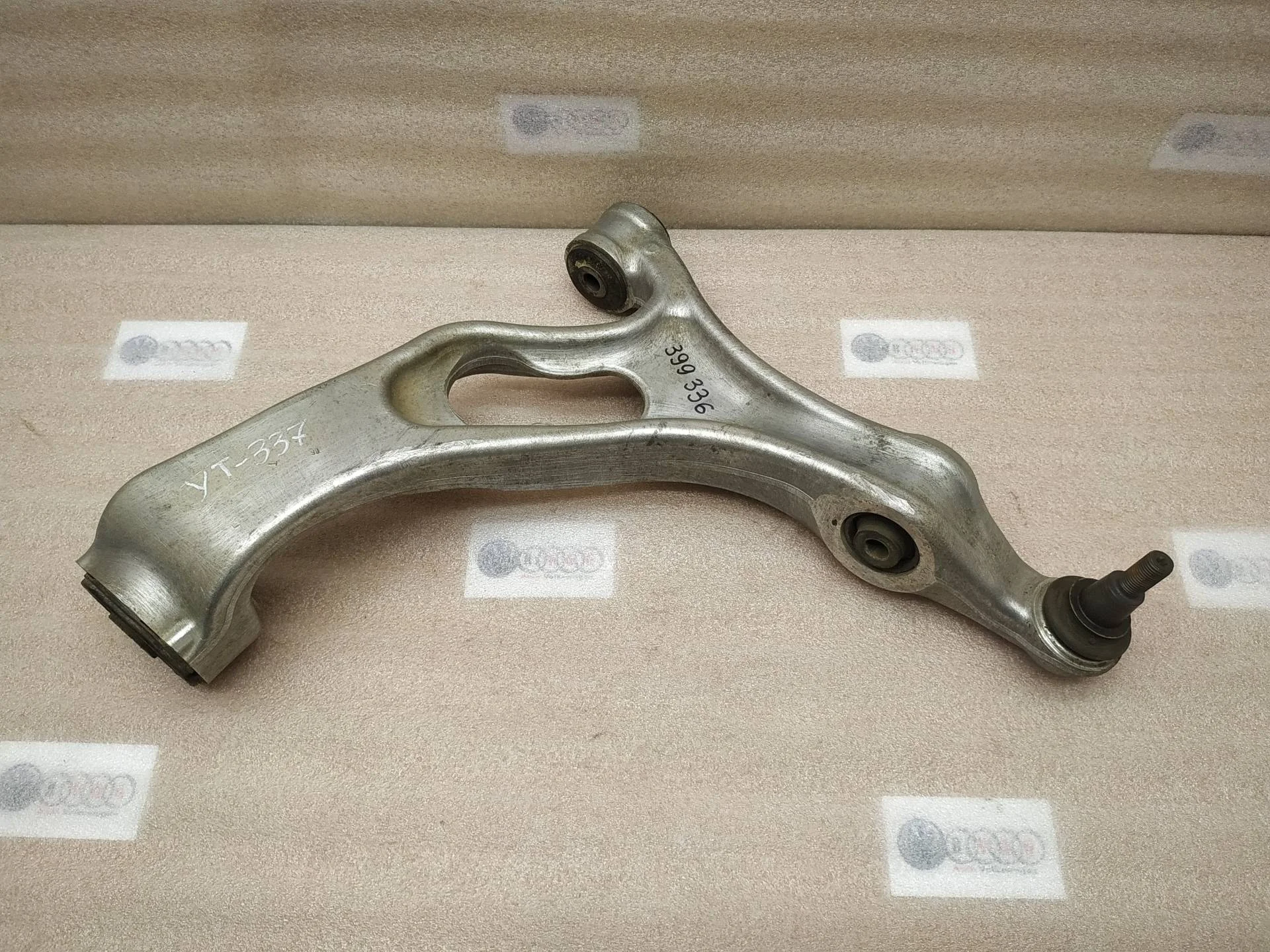 рычаг передний левый Volkswagen Touareg 2 7P6 2011