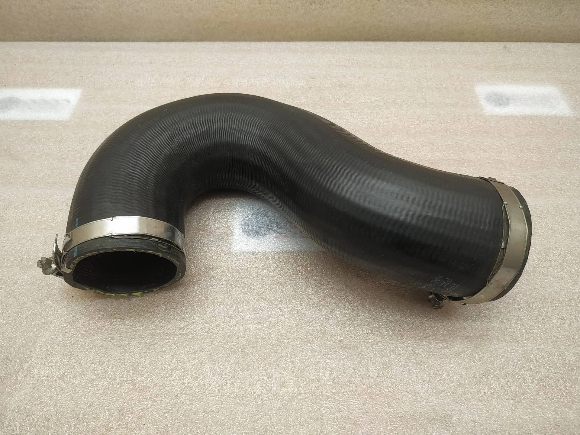 патрубок интеркулера Volkswagen Touareg 2 7P6 2011