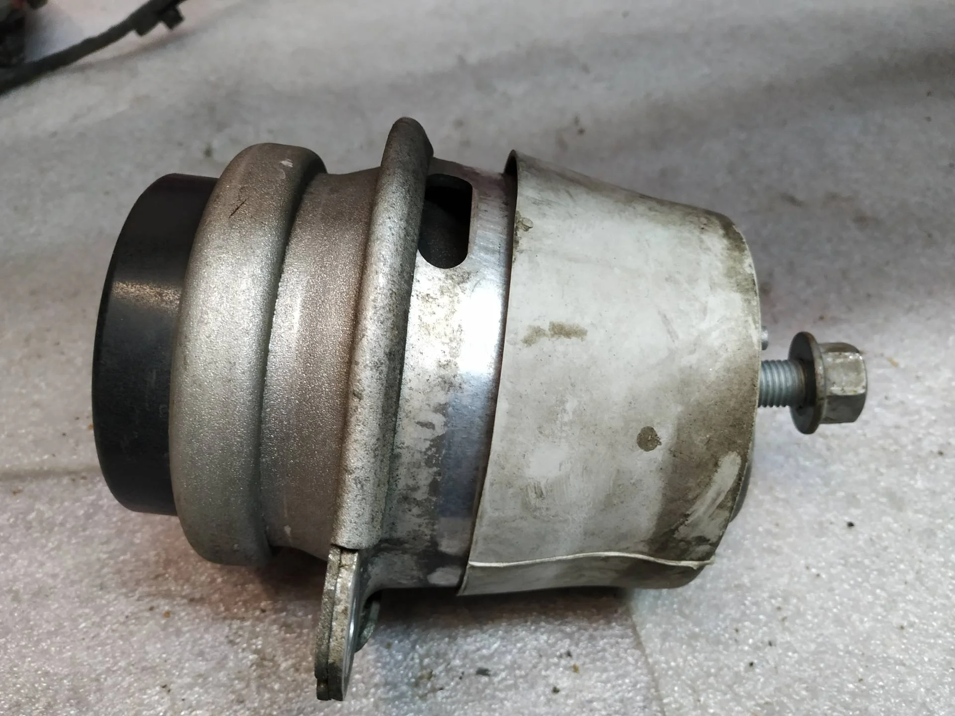 подушка крепления двигателя Volkswagen Touareg 2 7P6 2012