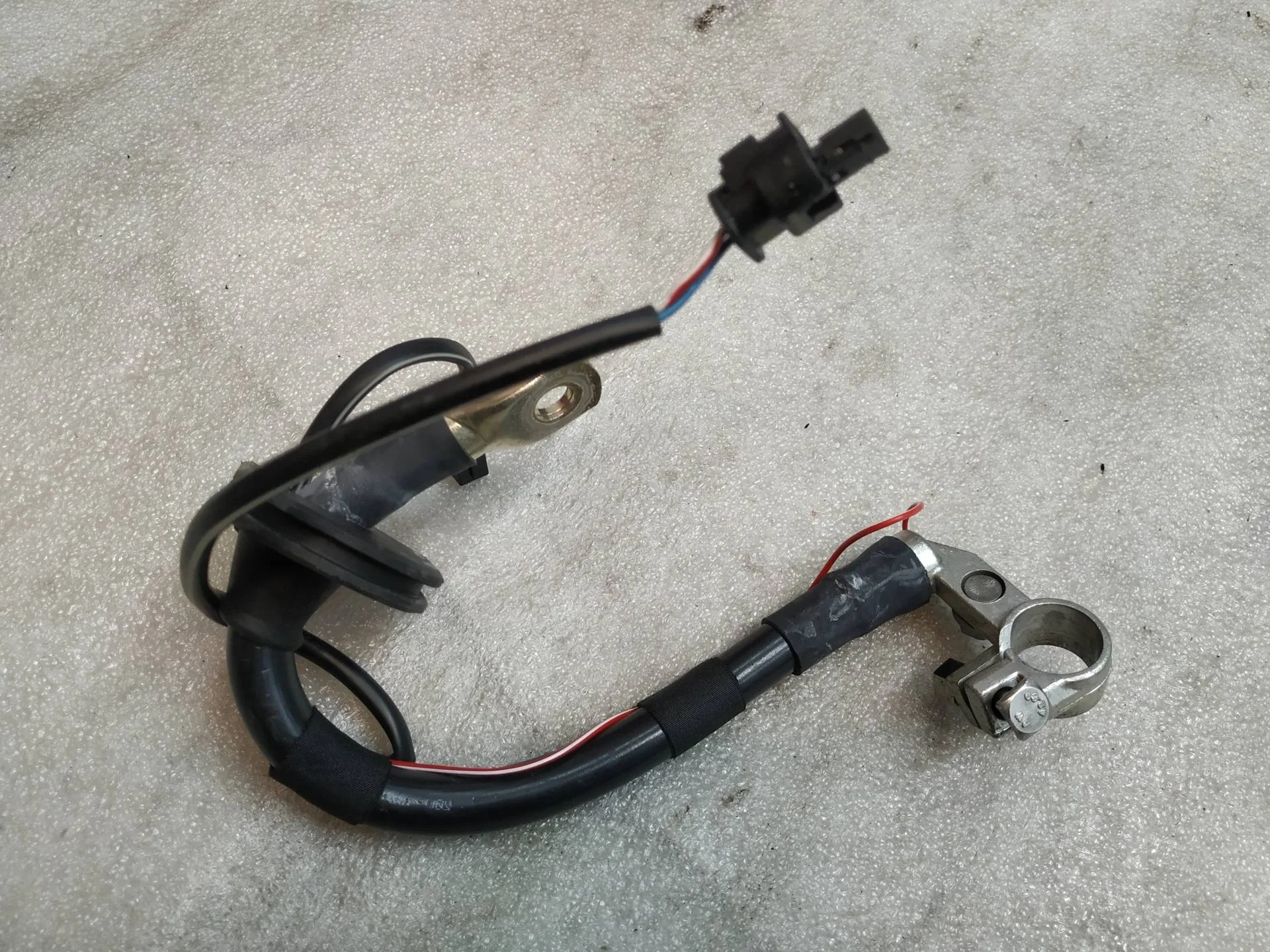 клемма аккумулятора плюс Volkswagen Touareg 2 7P6 2014