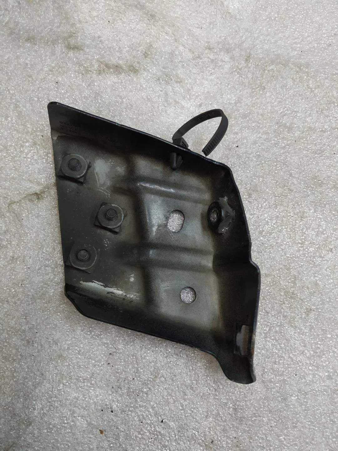 кронштейн крыла левый Volkswagen Touareg 2 7P6 2014