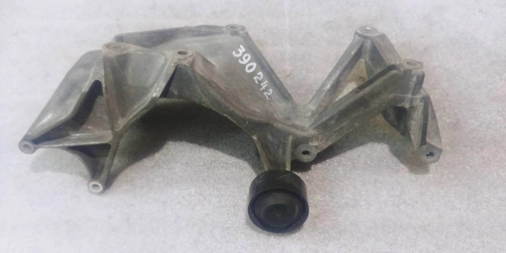 кронштейн генератора Volkswagen Touareg 2 7P6 2013