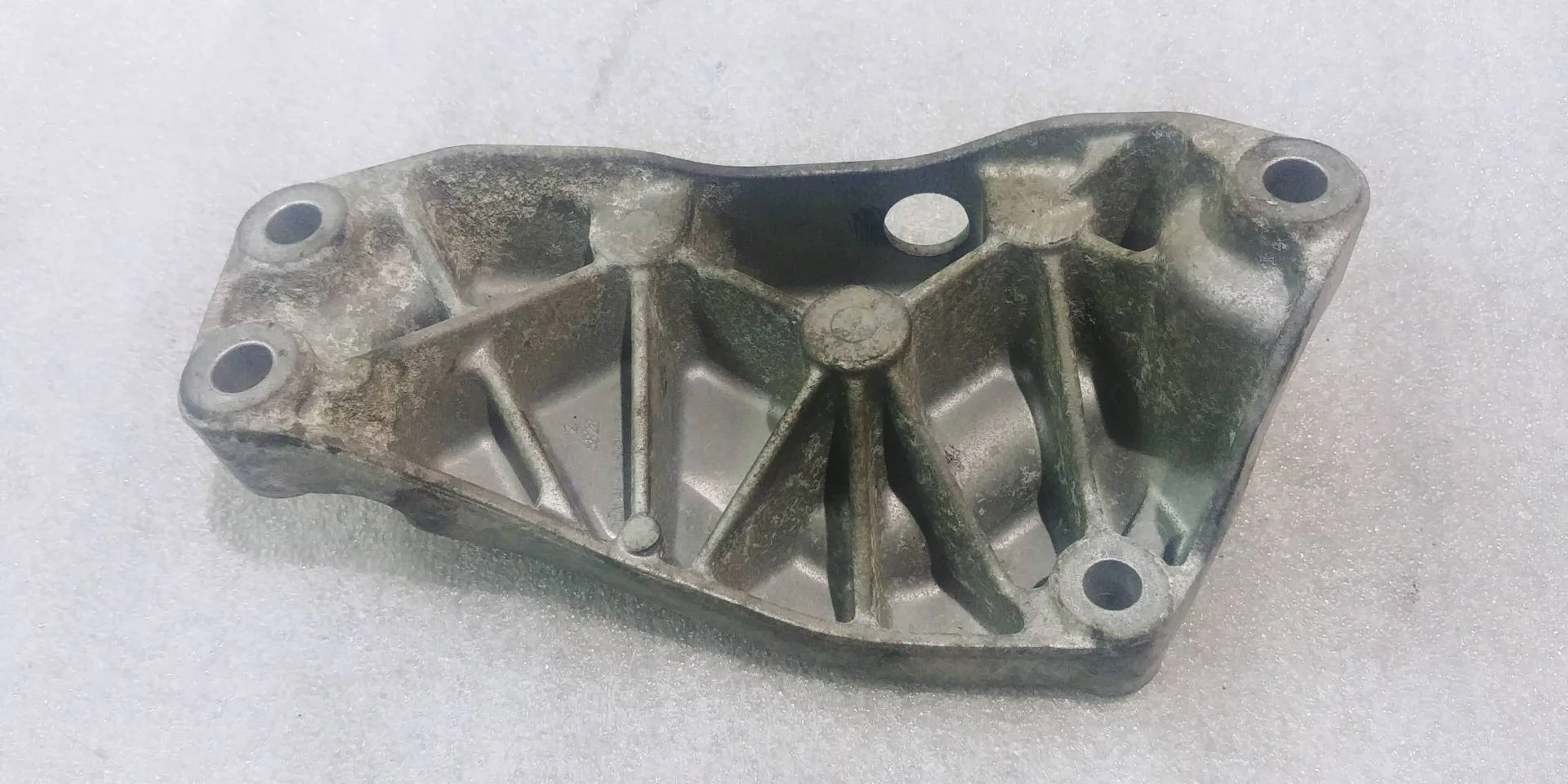 кронштейн коробки (балка кпп) Volkswagen Tiguan