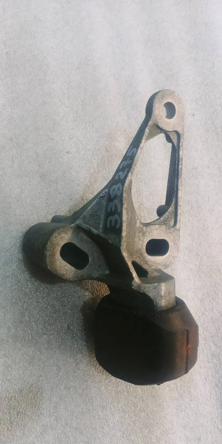 подушка крепления двигателя передняя Audi A4 B8/8K