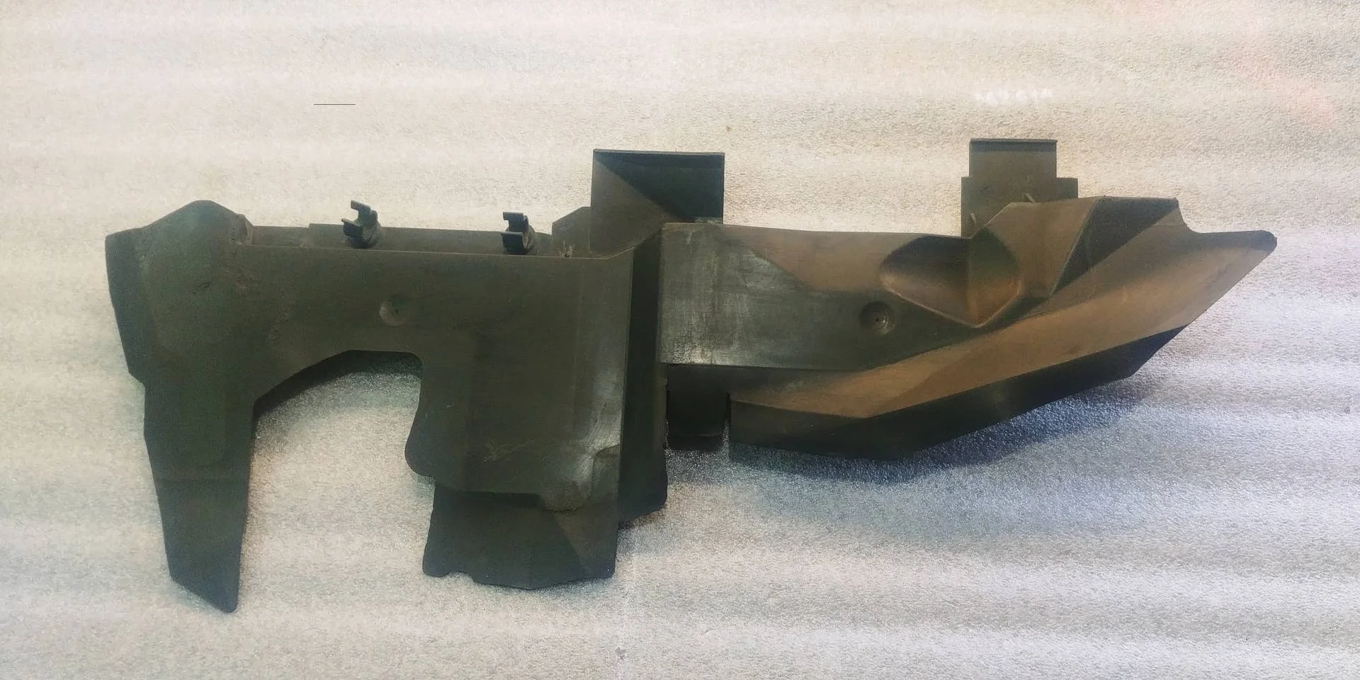 воздуховод (дефлектор) радиатора правый Audi Q7 4L 4LB 2007