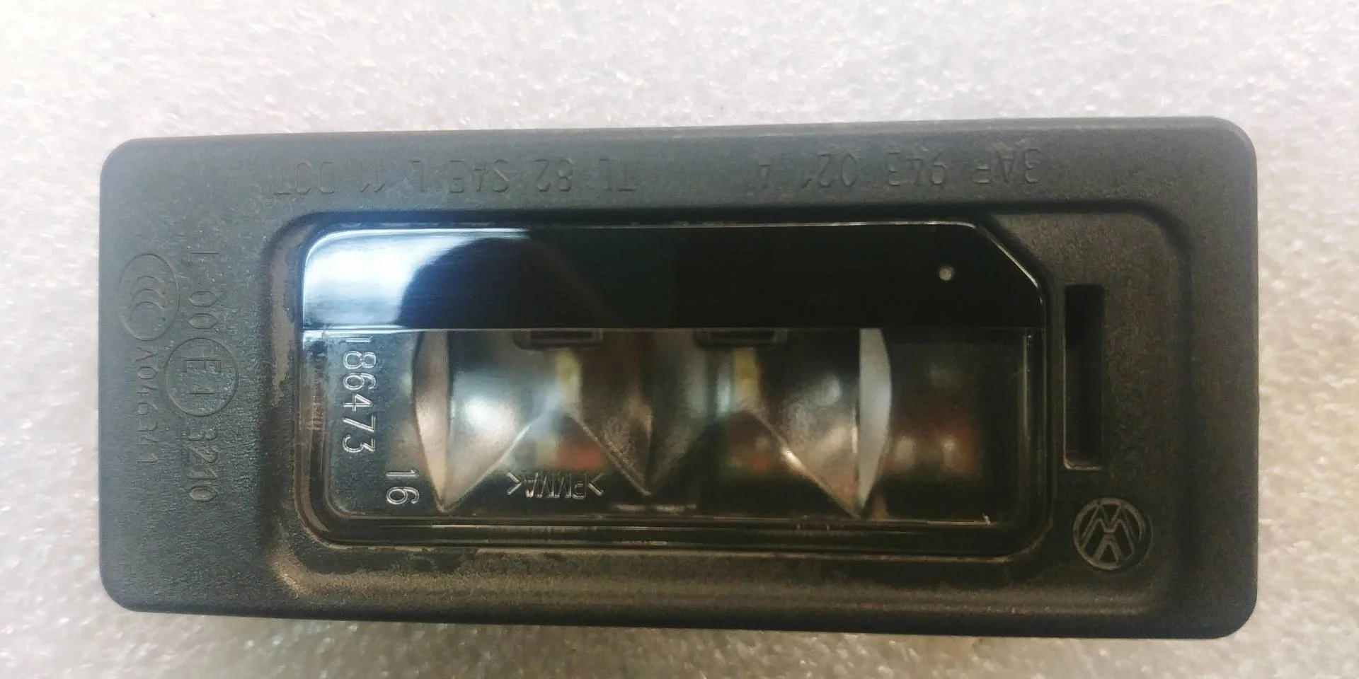 подсветка номера Volkswagen Touareg 2 7P6 2015