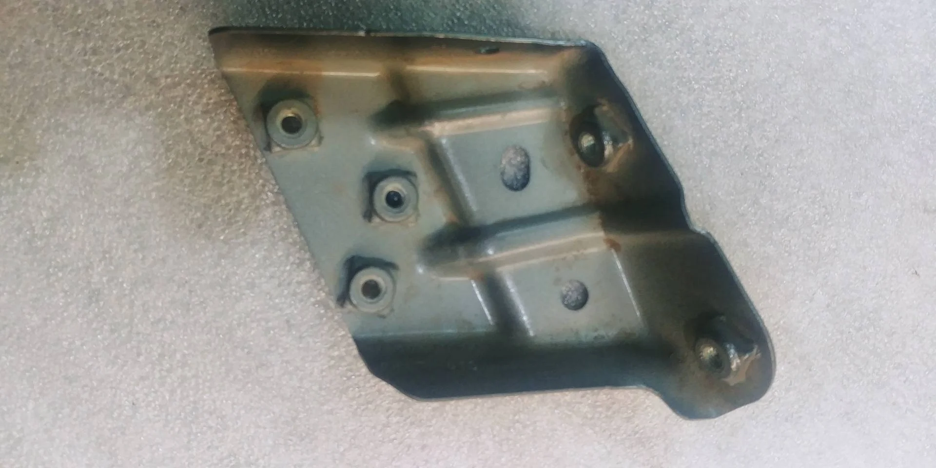 кронштейн крыла левый Volkswagen Touareg 2 7P6 2013