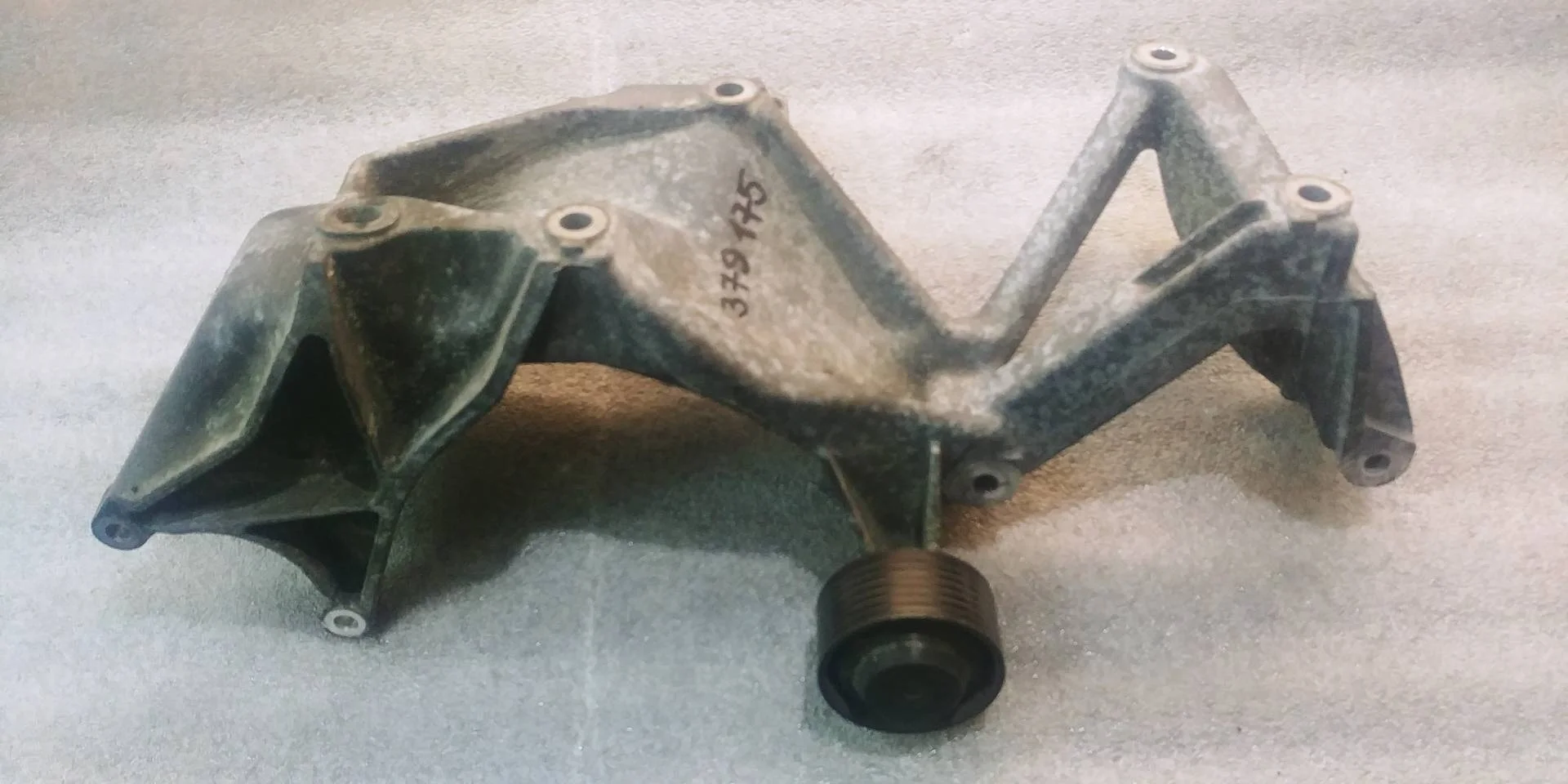 кронштейн генератора Volkswagen Touareg 2 7P6 2011