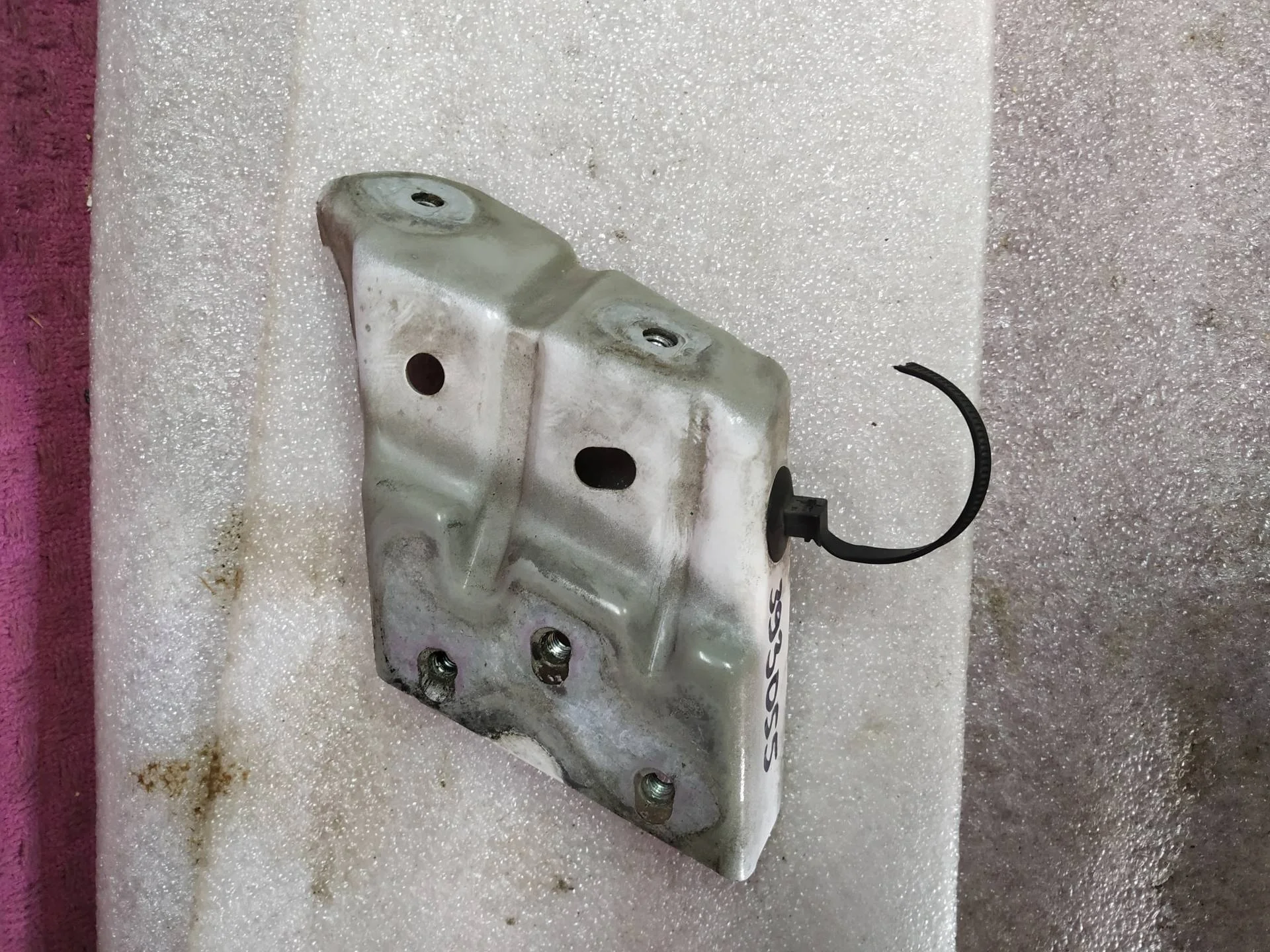 кронштейн крыла левый Volkswagen Touareg 2 7P6 2015