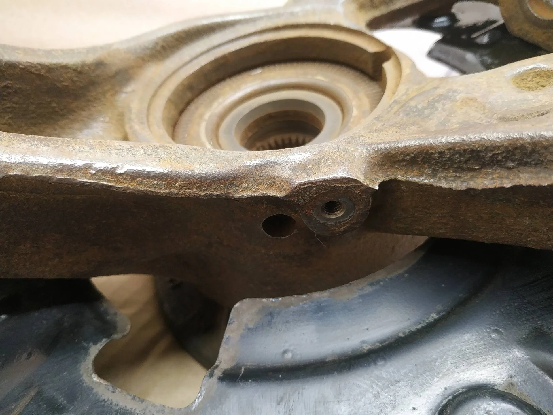 кулак передний левый Audi Q7 4L 4LB 2006