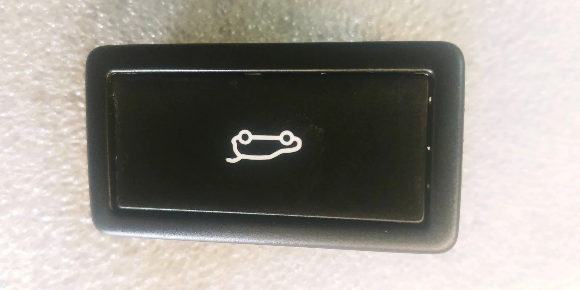 кнопка открытия багажника Volkswagen Touareg 2 7P6 2012