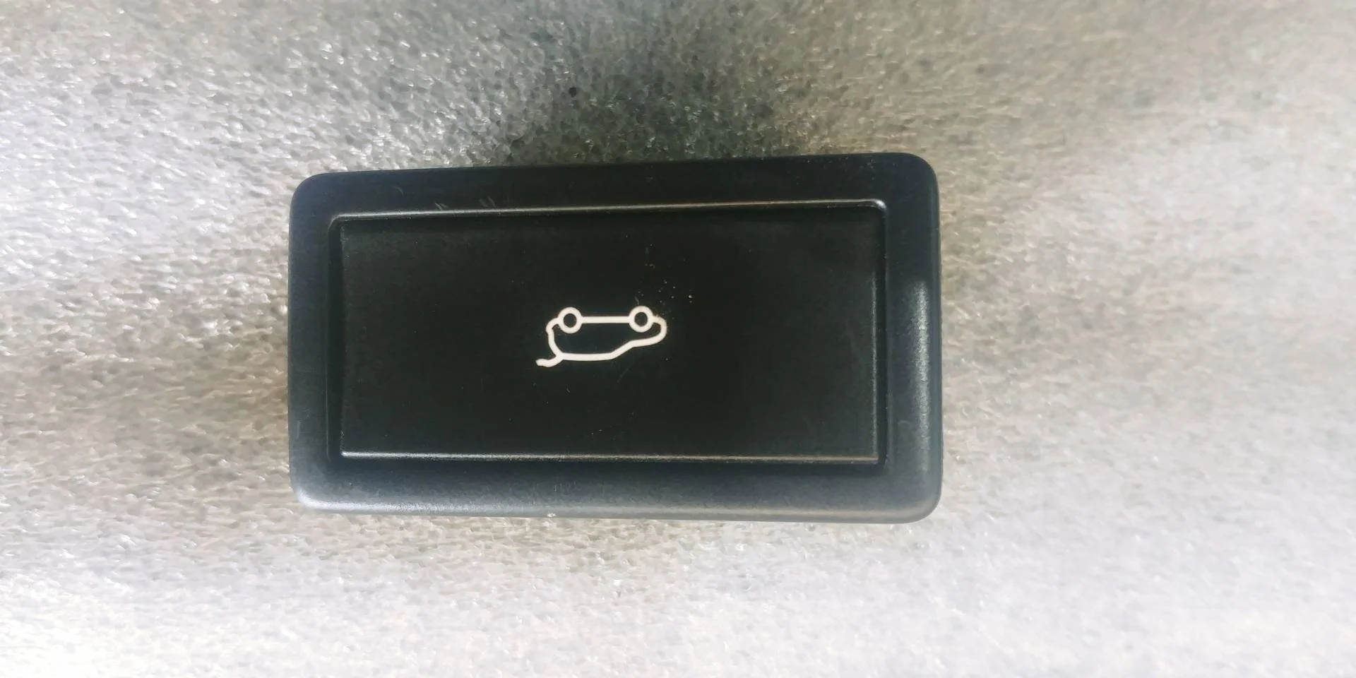 кнопка открытия багажника Volkswagen Touareg 2 7P6