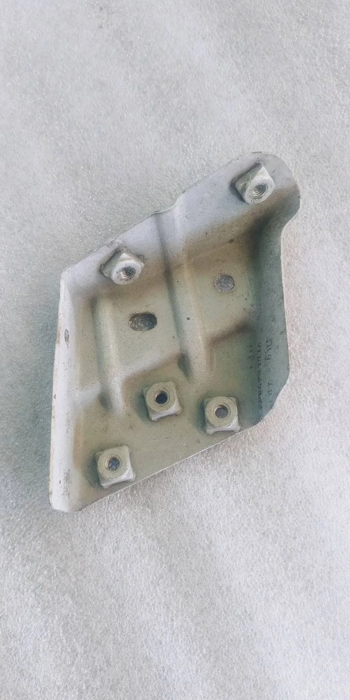 кронштейн крыла левый Volkswagen Touareg 2 7P6 2012