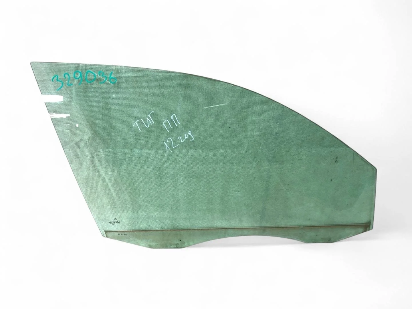 стекло двери передней правой Volkswagen Tiguan