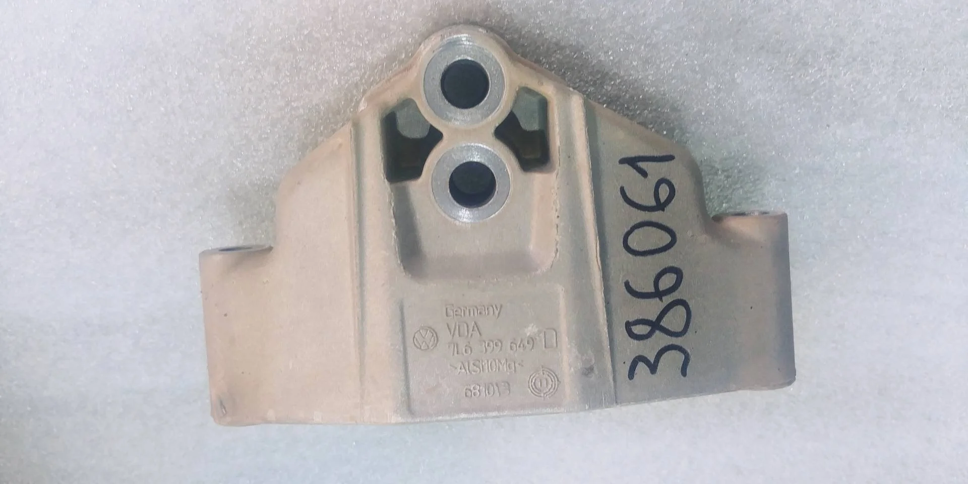 Лапа крепления раздатки Volkswagen Touareg 2