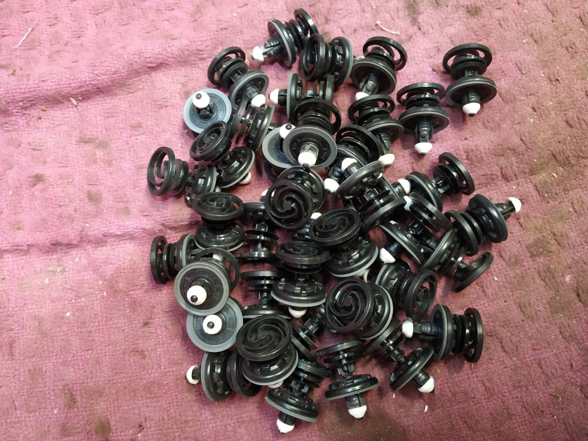 Пружинный зажим Volkswagen Touareg 2