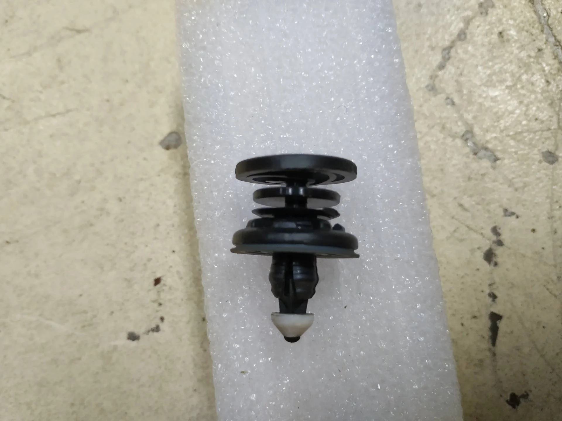 Пружинный зажим Volkswagen Touareg 2