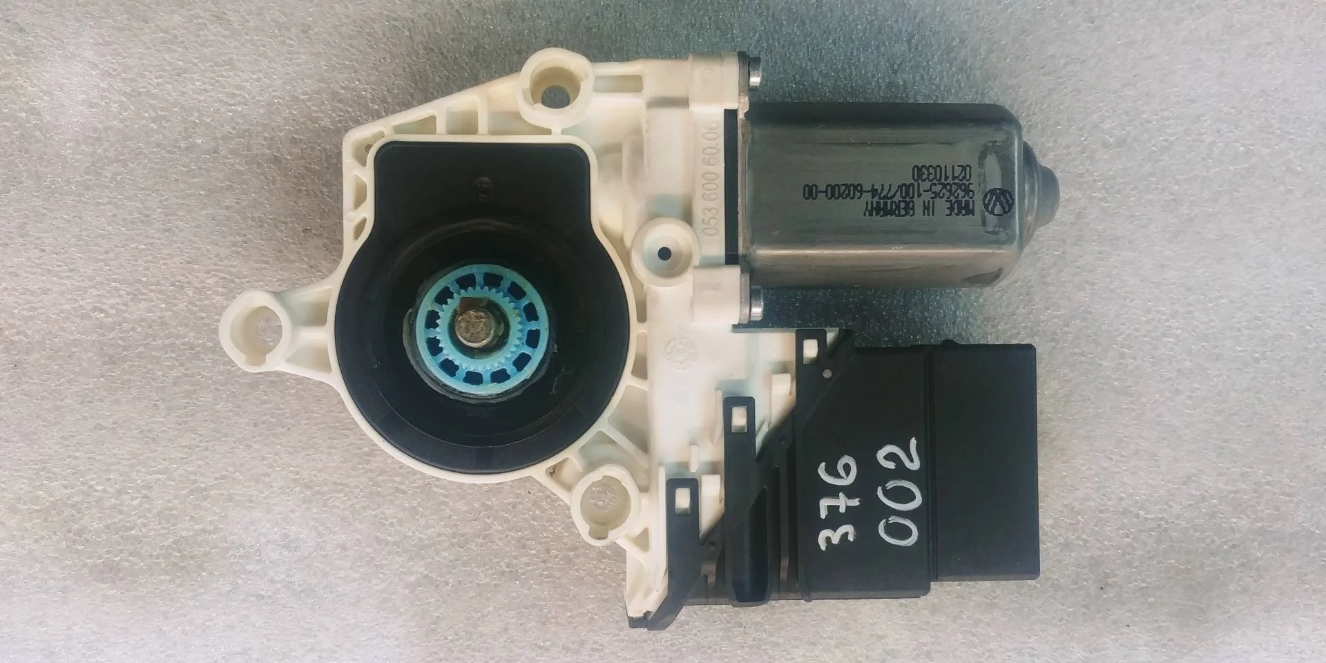 Моторчик стеклоподъемника двери Volkswagen Tiguan