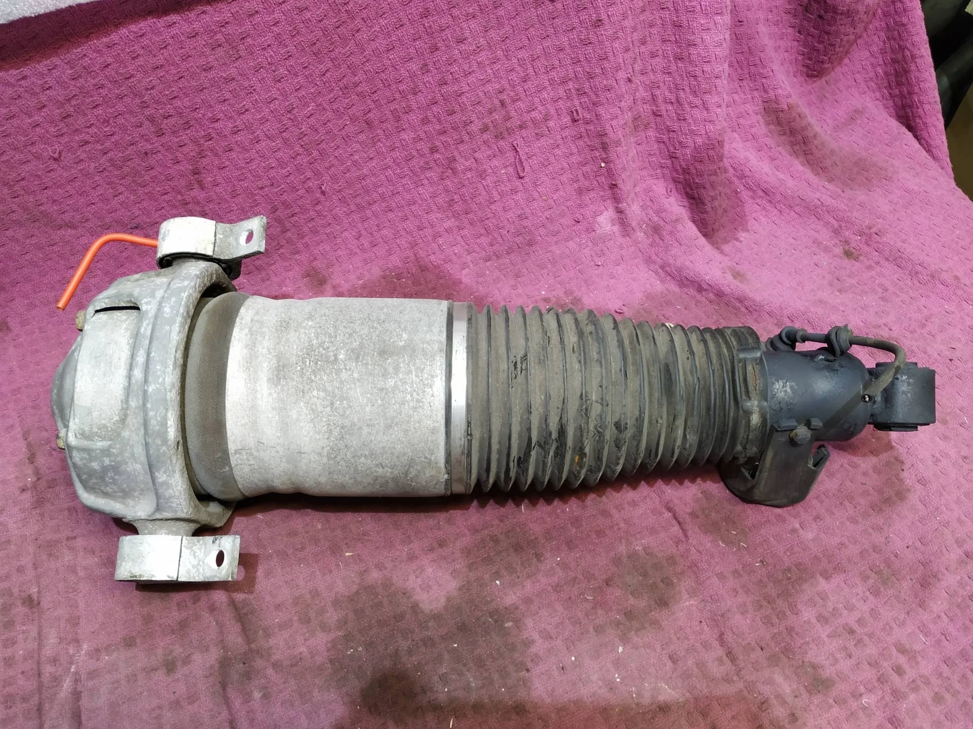 пневмостойка задняя левая Audi Q7