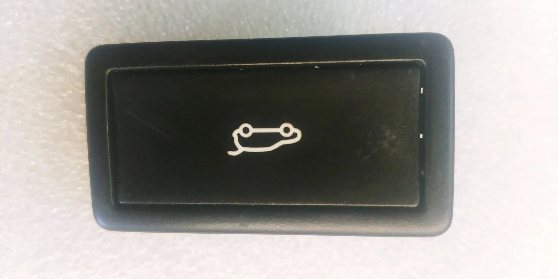 кнопка открытия багажника Volkswagen Touareg 2  2013