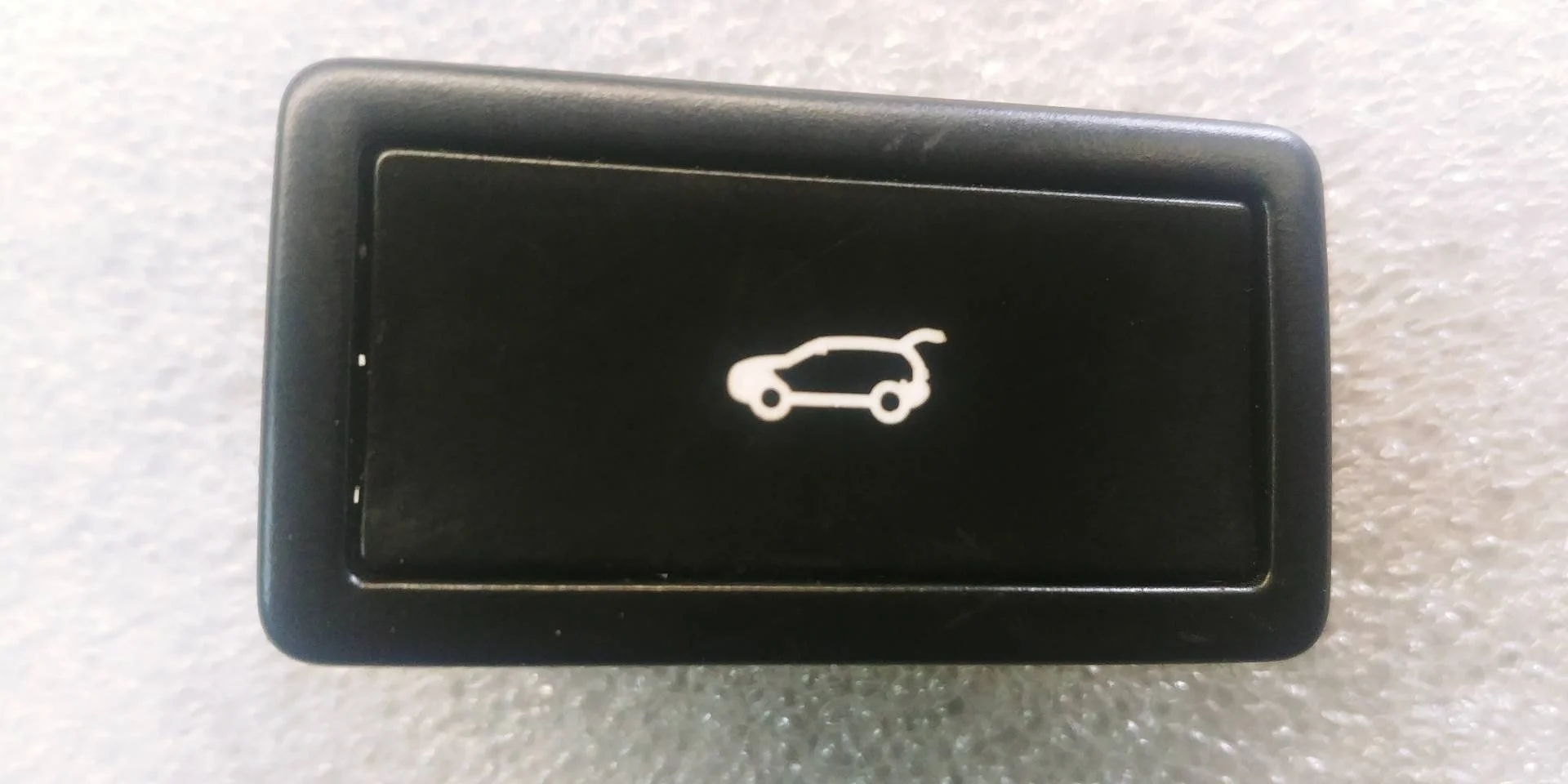 кнопка открытия багажника Volkswagen Touareg 2  2013