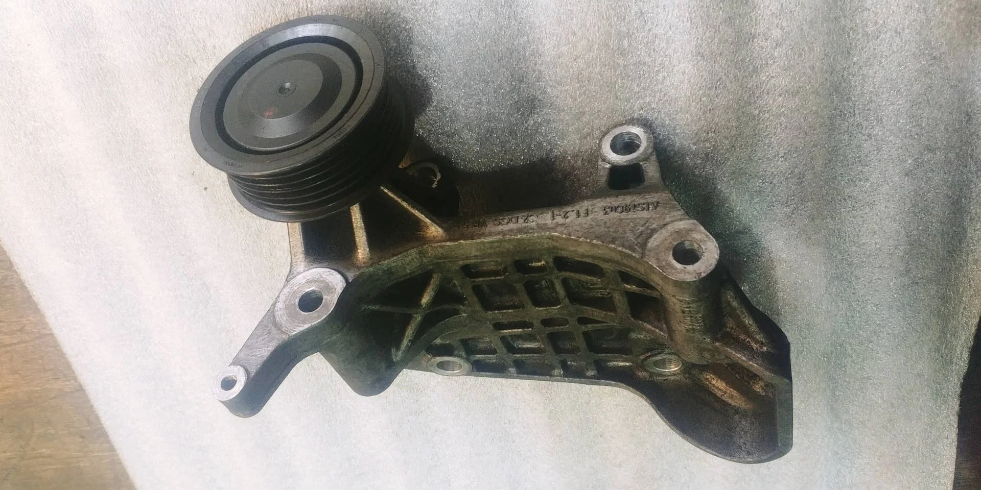 кронштейн генератора Volkswagen Touareg 2  2013