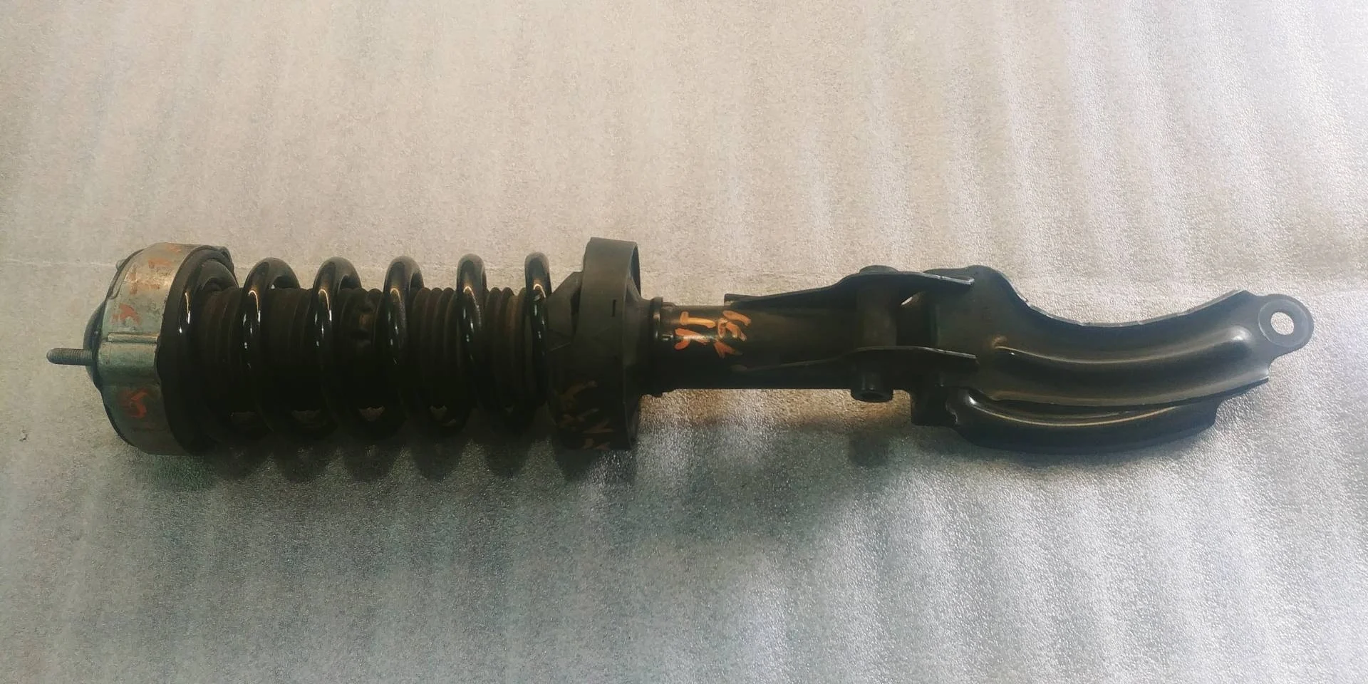 амортизатор передний левый Volkswagen Touareg 2  2013