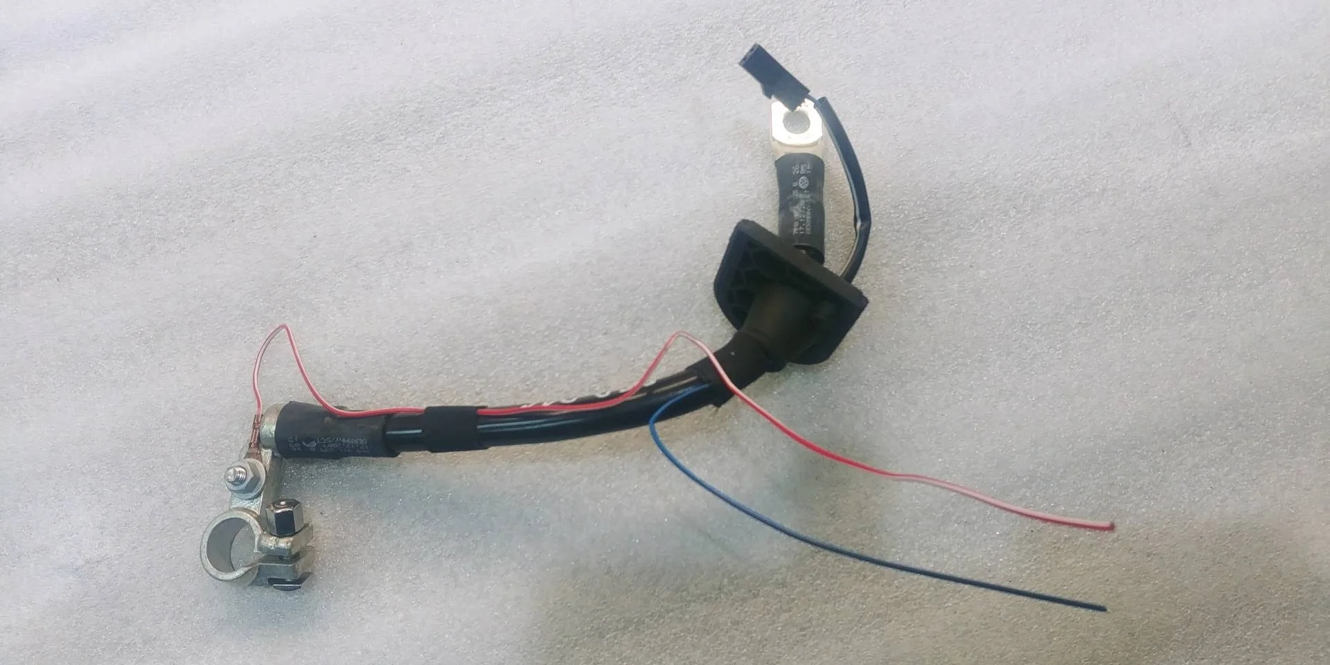 клемма аккумулятора плюс Volkswagen Touareg 2  2013