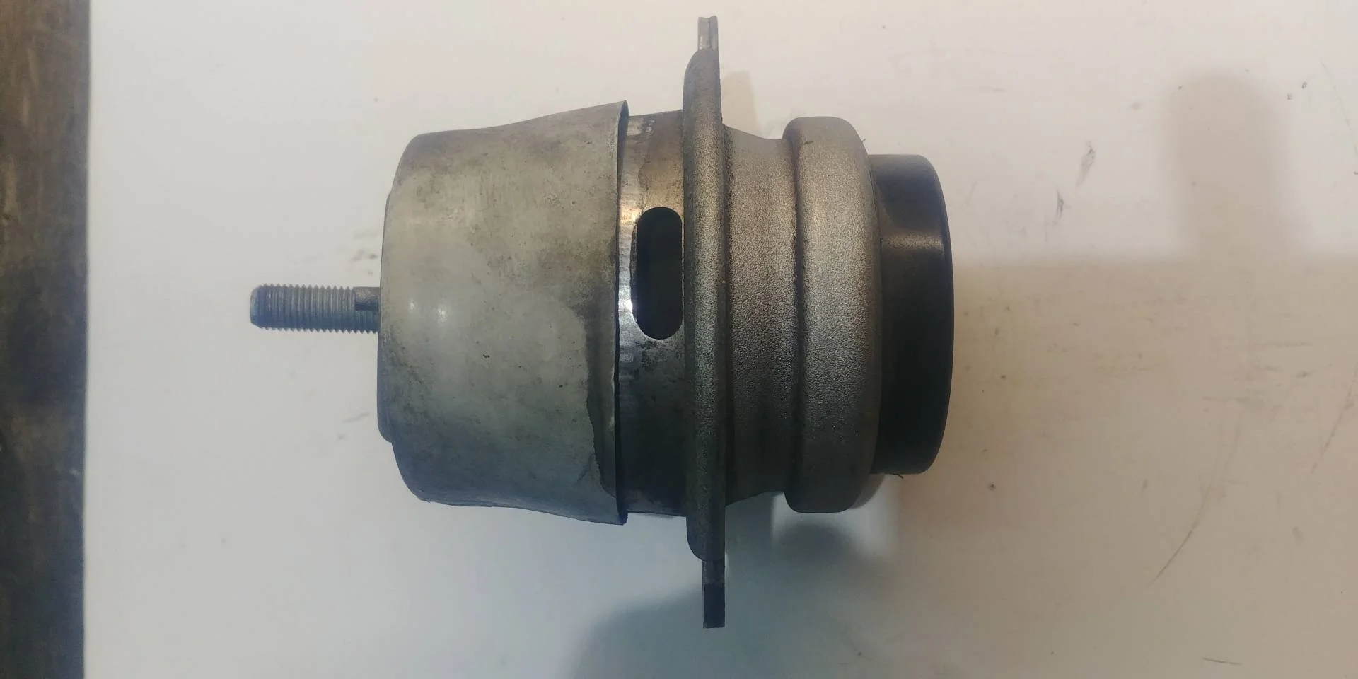 подушка крепления двигателя Volkswagen Touareg 2  2013