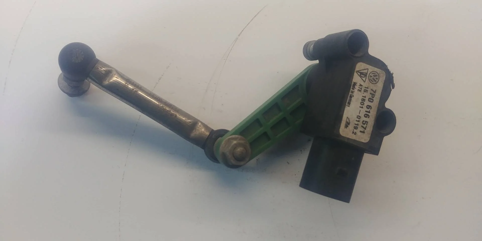 датчик дорожного просвета задний Volkswagen Touareg 2  2013