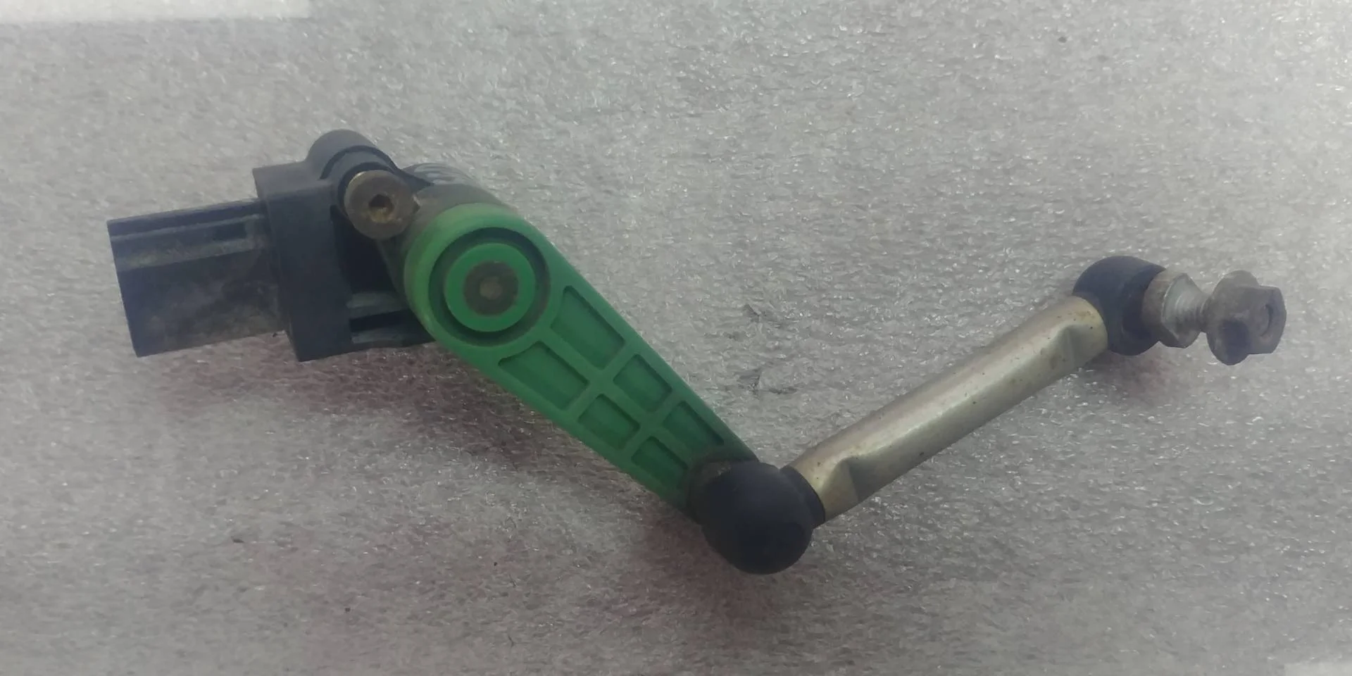 датчик дорожного просвета задний Volkswagen Touareg 2  2013