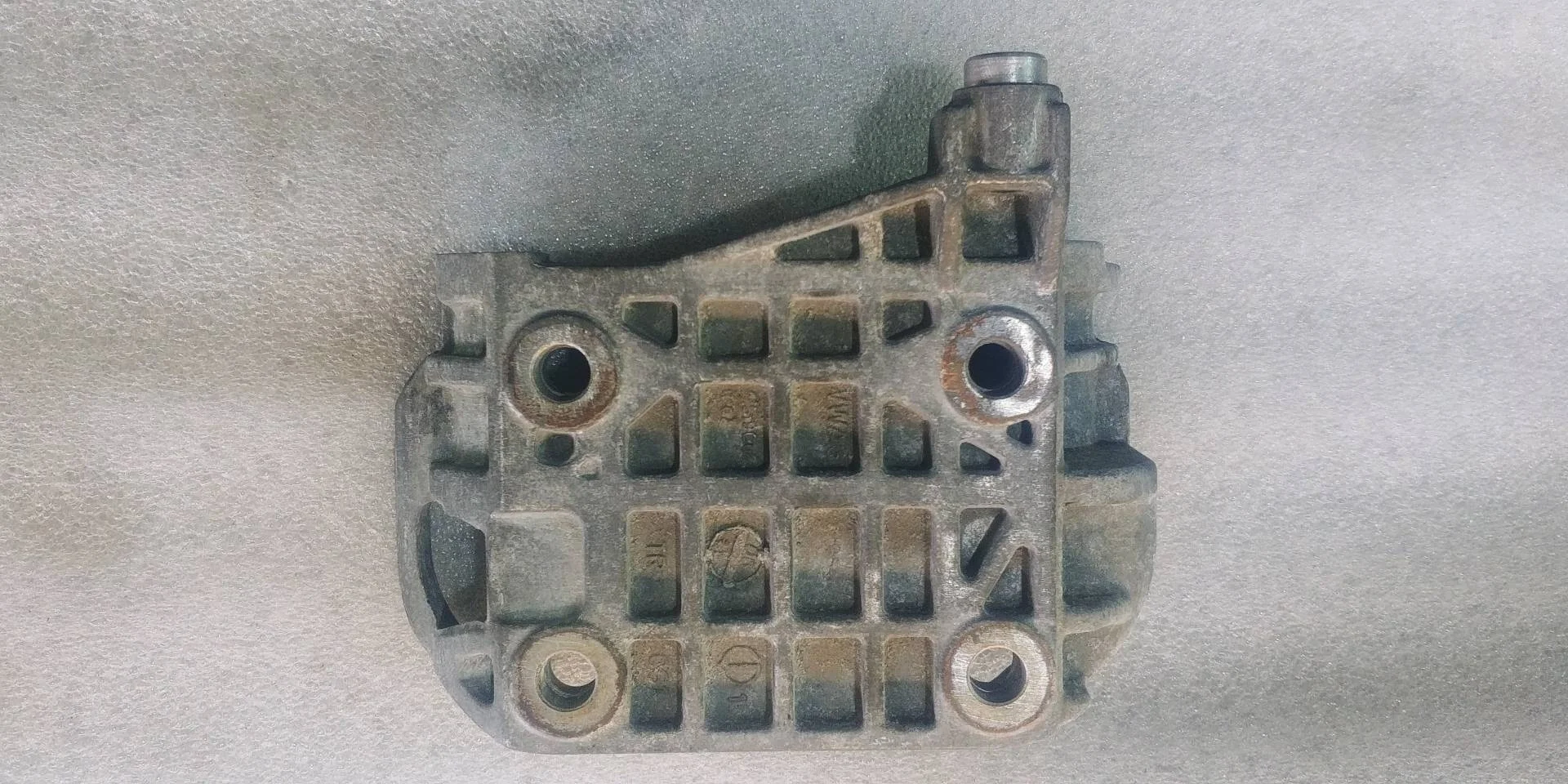 кронштейн генератора Volkswagen Touareg 2  2013