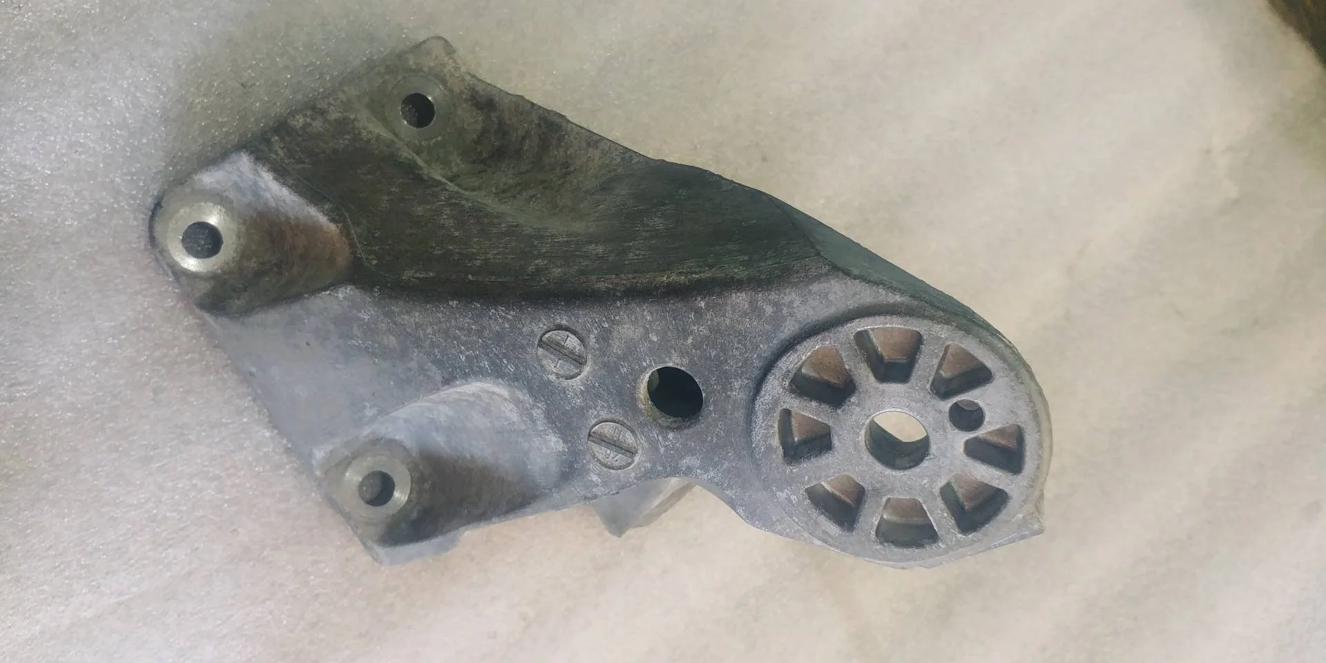 кронштейн двигателя правый Volkswagen Touareg 2  2013