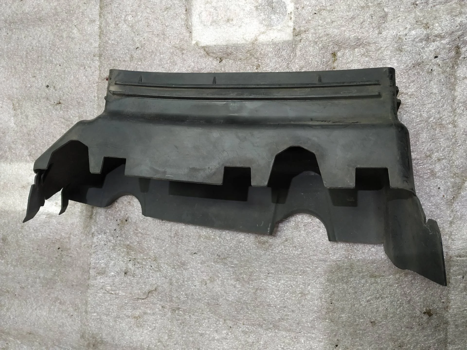 воздухозаборник Volkswagen Touareg 2  2013