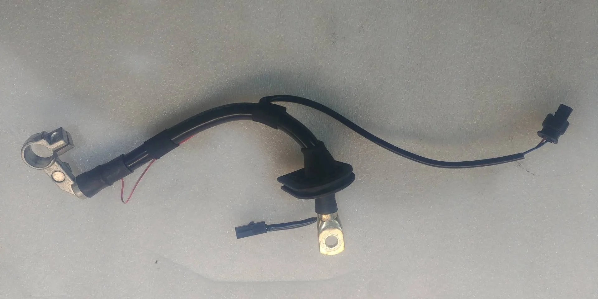 клемма аккумулятора плюс Volkswagen Touareg 2  2013