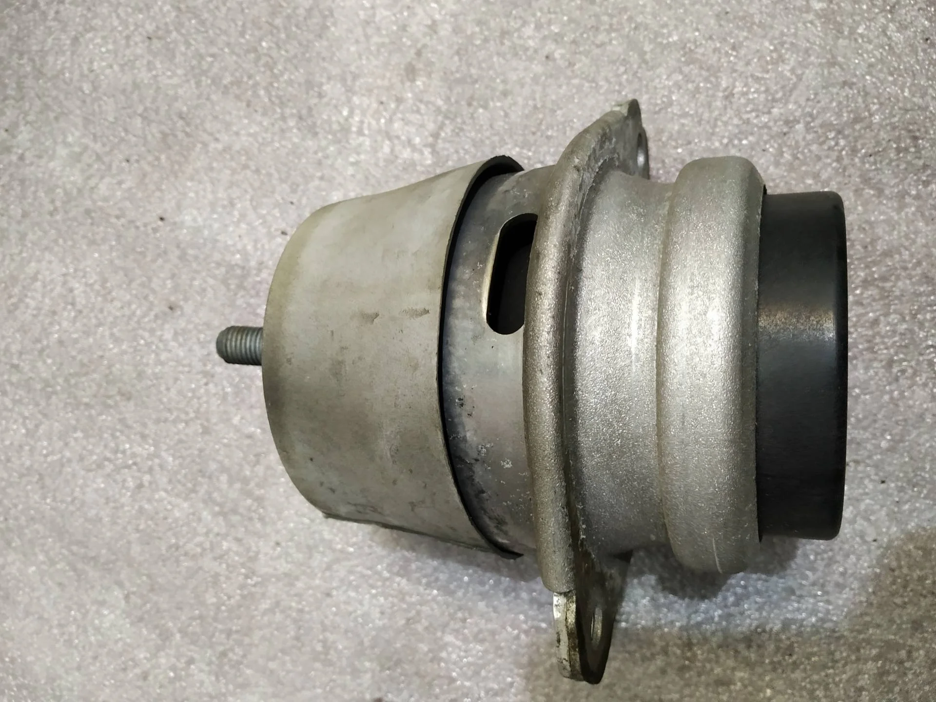 подушка крепления двигателя Volkswagen Touareg 2  2013